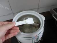 营养丰富的排骨煲山药豆芡实汤做法图解7)