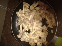 超香白香菇炒瘦肉做法图解4)