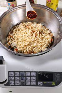 在家做的肉末茄丁伊面做法图解3)