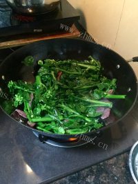 家常菜腊肠炒芥兰做法图解6)