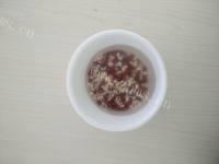 色泽鲜亮的红豆薏米汤做法图解2)
