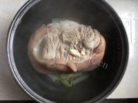 美味的扒肘子做法图解4)