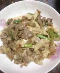 美味的杏鲍菇炒肉做法图解5)