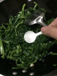 蒜蓉炒茼蒿做法图解6)