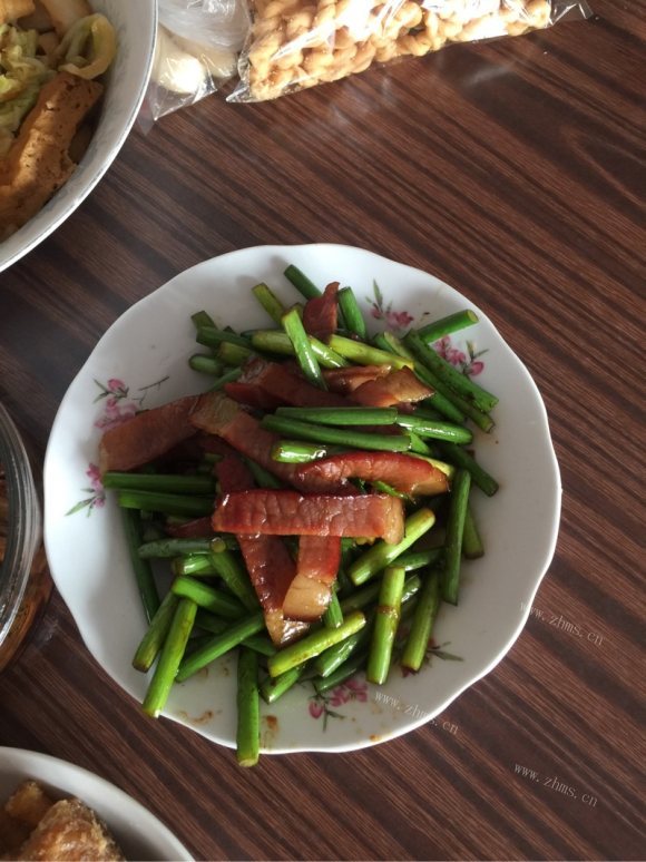诱人的腊肉炒蒜苗