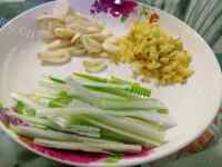 家常菜香菇肉丁做法图解2)