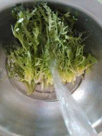 自制凉拌苦菊做法图解3)
