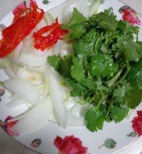 木耳拌洋葱做法图解2)