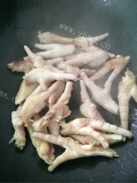 美味的玉米煮鸡爪做法图解3)