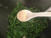 美味的炒菠菜做法图解7)