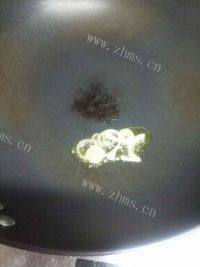 家常菜山药炒木耳做法图解8)