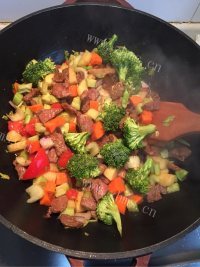 家常七彩蔬菜炖牛肉做法图解3)