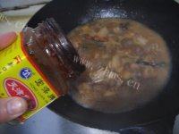 让人怀念的五花肉炖土豆做法图解9)