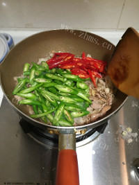 美味的双椒炒肉片做法图解5)