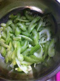 家常菜西芹炒肉片做法图解3)