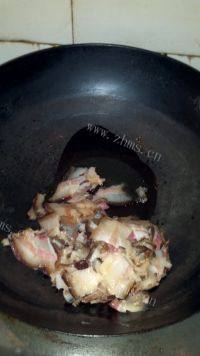 美味的腊肉炒蒜薹做法图解5)