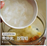 新鲜的桃胶银耳炖雪蛤做法图解4)
