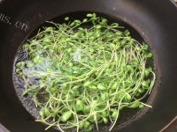 皮蛋火腿豆苗汤做法图解5)