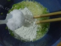 自制青椒鸡蛋饼做法图解4)