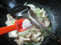 咸肉秀珍菇煮长瓜的做法图解七