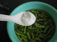 美味的煮毛豆做法图解3)
