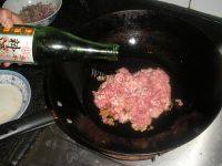 自制酸菜猪肉水饺做法图解9)