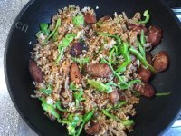 好吃的青椒香肠炒饭做法图解8)