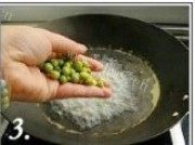 热腾腾的菠萝炒饭做法图解3)