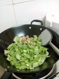家常菜五花肉炒辣椒做法图解4)
