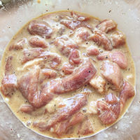 美味的小酥肉蒸碗做法图解6)