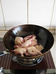 家常酱焖猪蹄做法图解1)