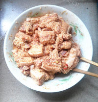 美味的麻辣粉蒸肉做法图解7)