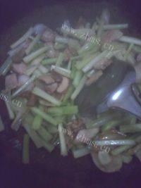 香香的西芹炒肉做法图解7)