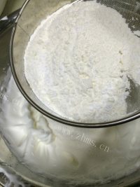 回味无穷的天使蛋糕做法图解4)
