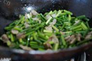 蒜苔炒肉做法图解5)