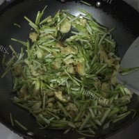 家常菜鸡蛋炒蒜苗做法图解5)