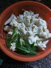 家常菜花菜炒腊肉做法图解1)