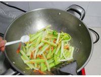 浓油赤酱的芹菜肉丝做法图解7)
