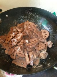 香气浓郁的排骨焖莲藕做法图解7)
