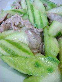 诱人的肉片炒丝瓜