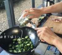 鲜辣的墨椒爆炒章鱼片做法图解4)