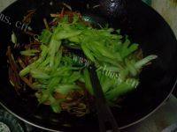 健康的芹菜炒豆干做法图解7)