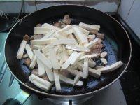 家常菜豆干炒肉做法图解7)