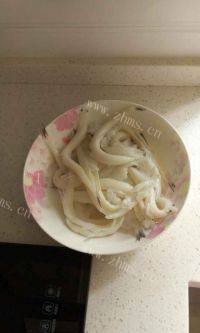 好喝的银鱼豆皮汤做法图解3)