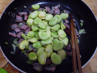 美味的腊味蚕豆饭做法图解6)