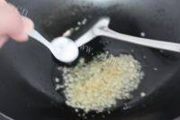 让人怀念的蒜蓉粉丝蒸扇贝做法图解14)