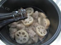 美味的莲藕排骨汤做法图解6)