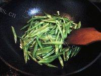 家常豆角丝炒火腿做法图解4)