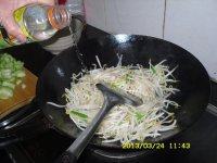 家常菜芹菜炒豆芽做法图解4)