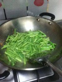 美味的刀豆炒土豆做法图解4)